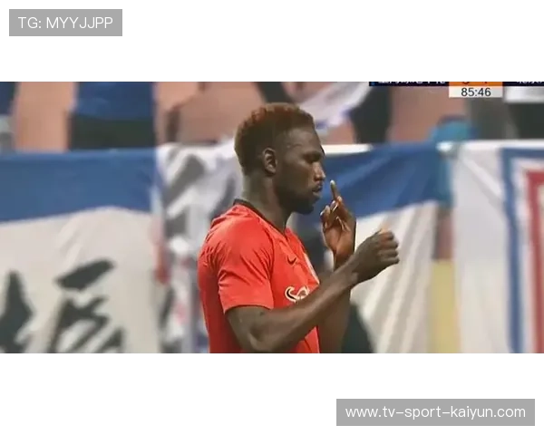 尼斯球员穆罕默德头球破门，为主队挽回颜面